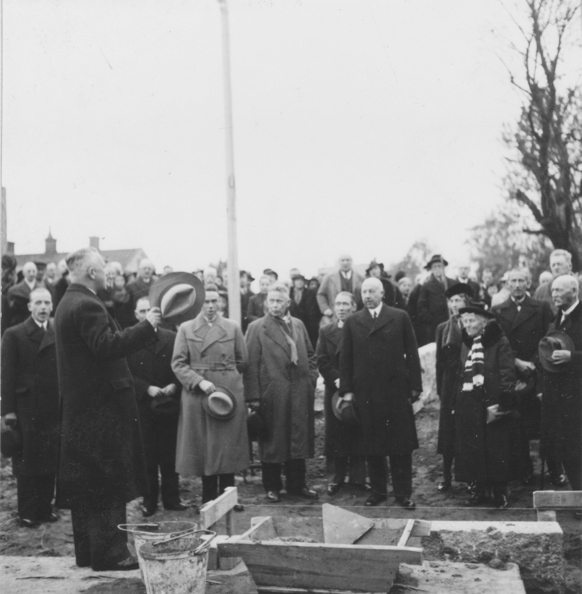 Grundstenen för Gävle Museum lägges 26 oktober 1938. Här ses åhörare till talet som hölls av borgmästare Nils Berlin.