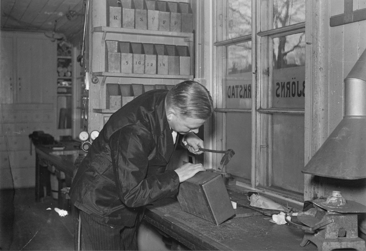 Tillverkning av det skrin som murades in i sockeln vid grundläggningen av museibyggnaden i Gävle 1939.