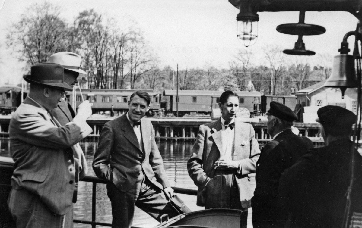 "Skepparn" drar historier för stadsdirektör Sanderfeldt och stadsombudsman Brenander. 1947.