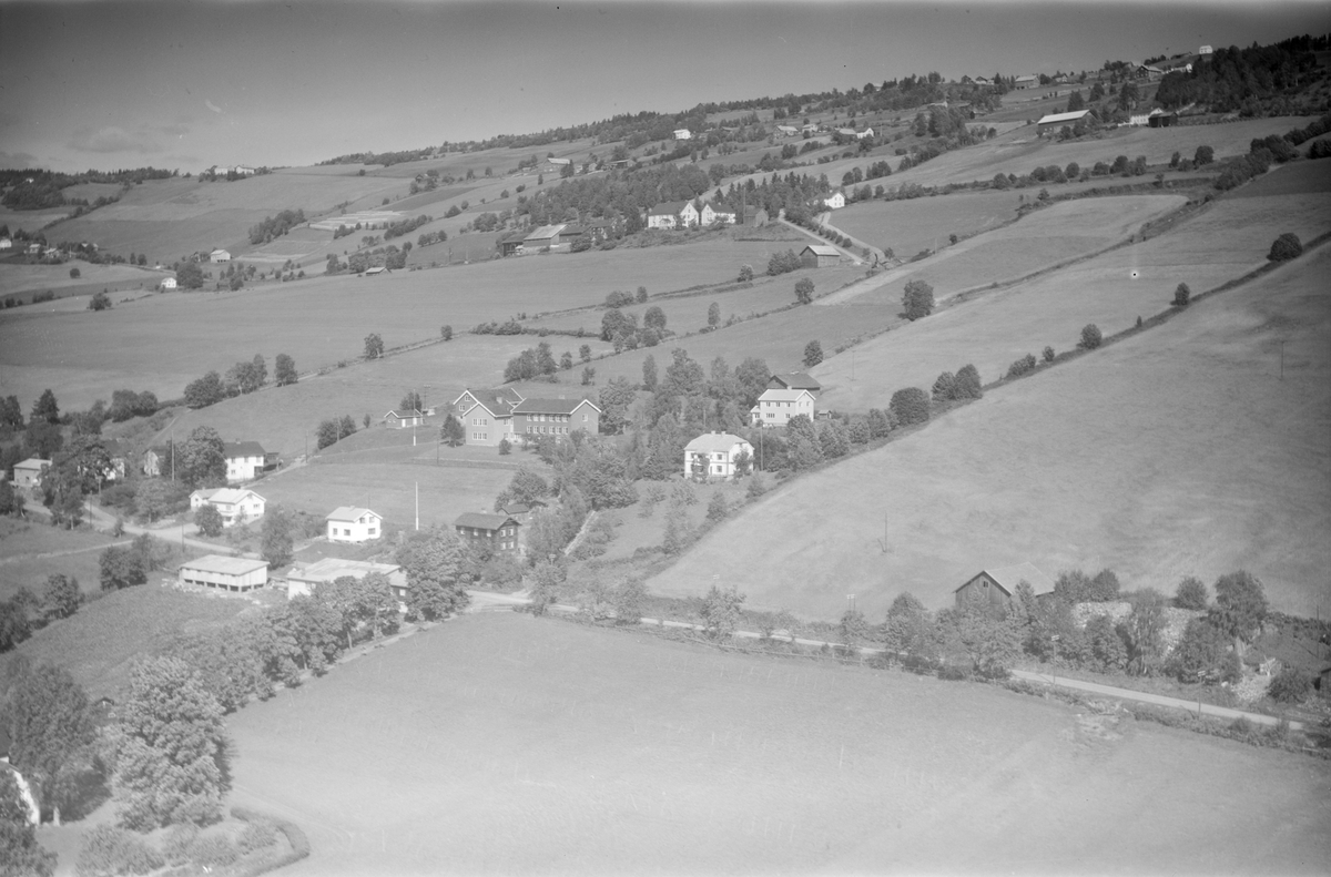 Vold skole, Østre Gausdal, Gausdal, 1958, dalside, gårder, bolighus, jordbruk, pelsdyroppdrett, vei, blandingsskog