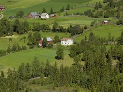 Rønningen nedre, Nyhus bak t.v. Kulturlandskap med dyrka mar