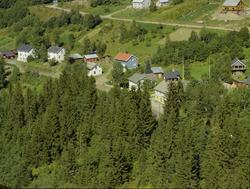 Segalstad Bru. Postkontor. Mange eneboliger. Kjøkkenhager.Ku