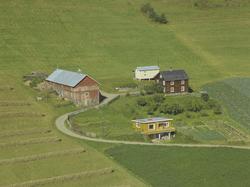 Gårdsbruk Fossberg, gul hytte, jorder, hesjer, Baklia, Østre