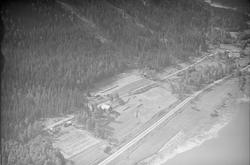 Ukjent gård, Øyer, 1953, oversiktsbilde, 3 gårder, kjøkkenha