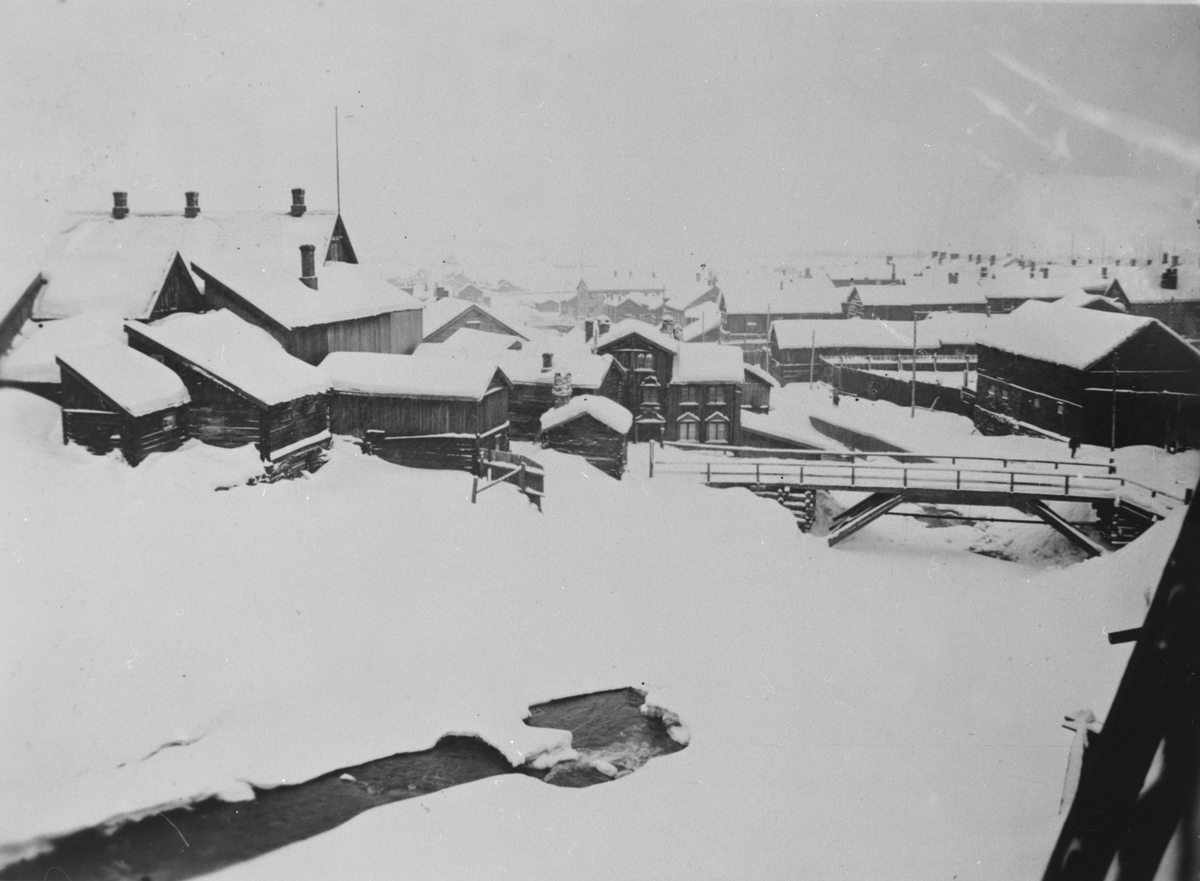 Utsikt fra Kurantgården mot Hyttelva, Bruenden, Raubrua, Aspaasgården og uthusbebyggelse i Lorentz Lossisusgata , Røros ca 1915