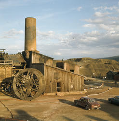 Den gamle smeltehytten og litt av slagghaugene