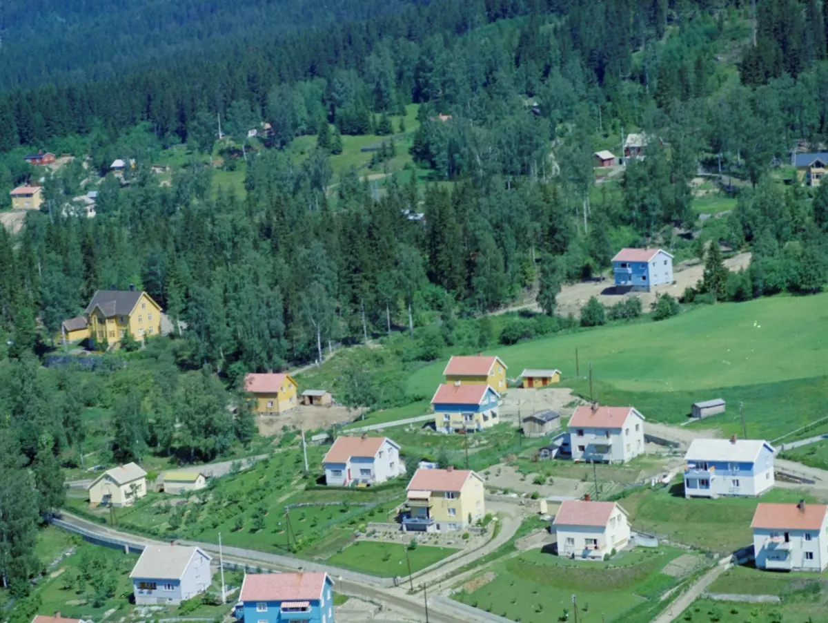 Flyfoto, Lillehammer, Søre Ål, Holtejordet. Nederst er Rolf Lundes veg. Det blå huset i venstre bildekant er Rolf Lundes veg 5, Det delte lyseblåe og hvite huset langs øvre veg, helt til høyre, er Rudolf Thygesens veg 3. Det delte blå og hvite huset til venstre er Roavegen 17.