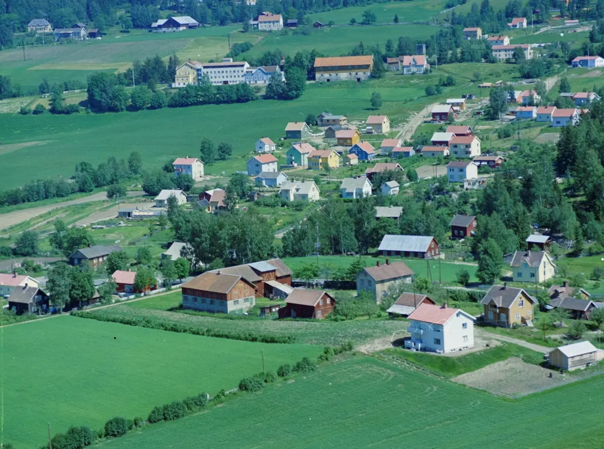 Flyfoto, Lillehammer, Søre Ål.  Oversiktsbilde med Kolsveen (Kullsveen) gård midt i bildet, Hamarvegen 124. Det hvite huset nærmest er Hamarvegen 126. I høyre bildekant ligger ungdomshuset "Solheim". Øverst ligger Holen gård og Skogli sanatorium. Den nye vegen oppover midt i bildet er Hagehaugvegen.