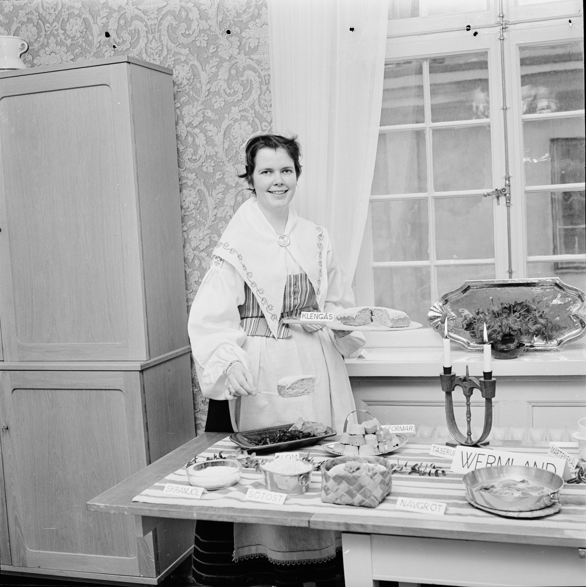 Fackskolan - "blivande hushållslärarinnor ställde ut landskapsrätter", Uppsala november 1964