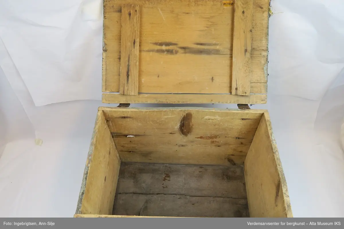 Teknikk: Spikret sammen av 11 1/2" ulimte bord slik at skrinets høyde, bunn og lokk har samme dimensjon ( 11 1/2"= 29,5 cm.)
Form: Rektangulær kasse med hengsler, låsbeslag og håndtak av jern.
En god del av malingen på kassen er flaket av.