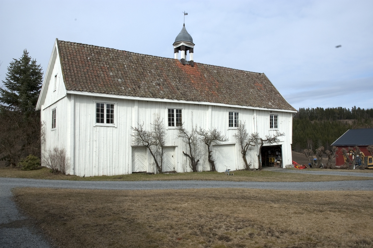Eik, helgøya, ringsaker. gamle stabburet. klokketårn.fotografert ...