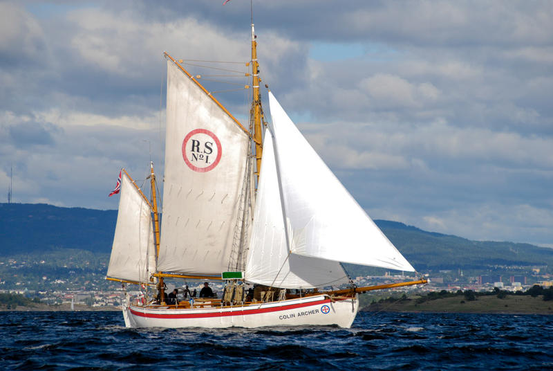 RS1 Colin Archer på vannet med tre seil, land i bakgrunnen. (Foto/Photo)