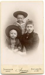 Anna Sofie Lindeman f. Andersen med sønnene Reidar og Bjarne