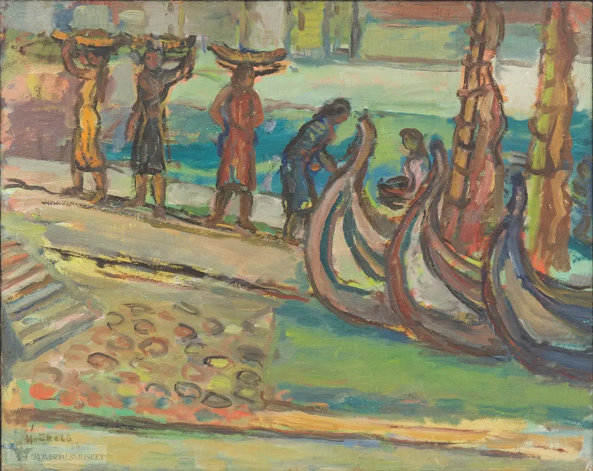 Scene fra stranden. Tre båter er trukket opp på land og fem kvinner bærer noe fra og til båtene. Tre av kvinnene bærer kruver på hodet.