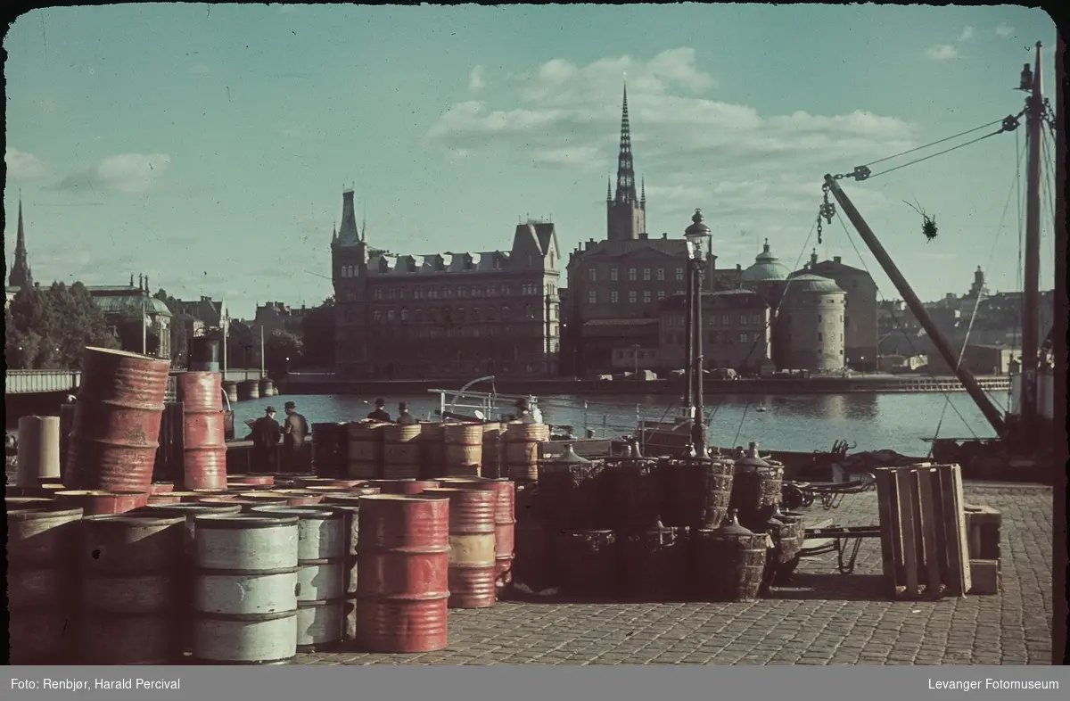 Tønner på havna i Stockholm, med Riddarholmen, og Riddarholmskyrkan i bakgrunnen.