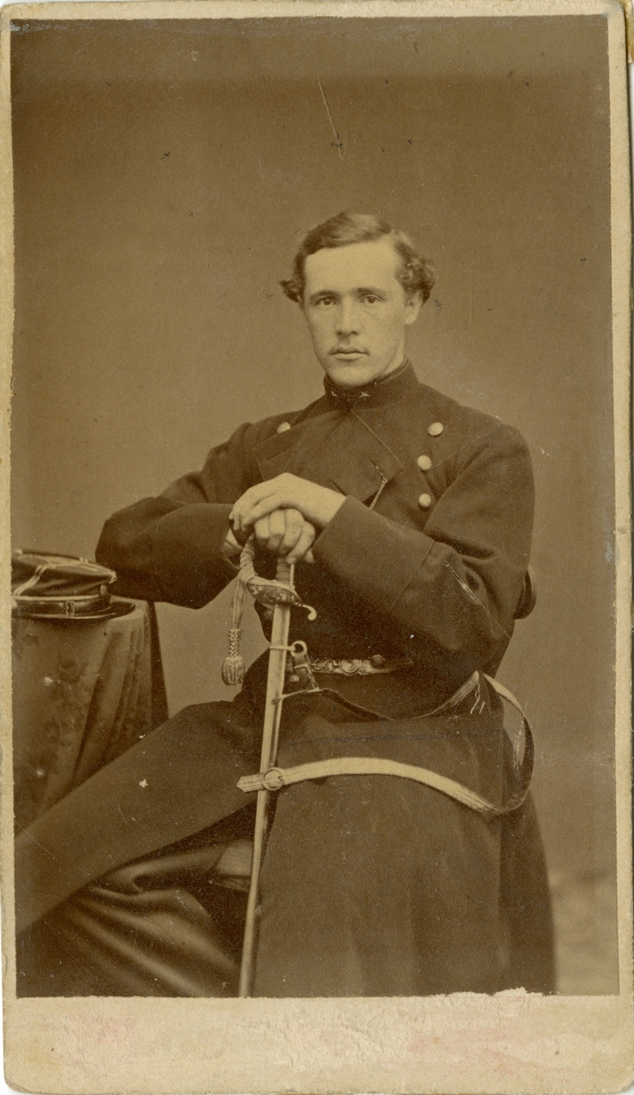 Porträtt av Carl Pontus Samuel Svinhufvud, löjtnant vid Södermanlands regemente I 10.

Se även bild AMA.0021848.