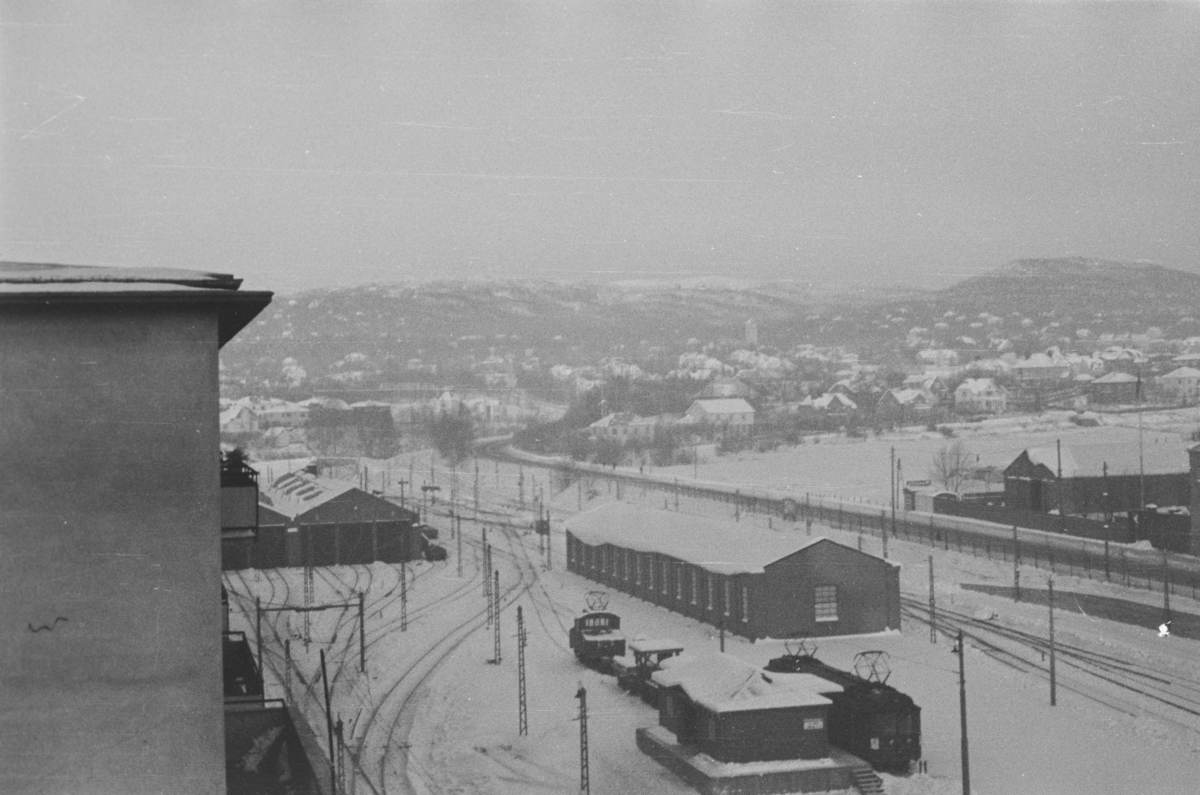 Utsikt over Majorstuen stasjon. I forgrunnen Holmenkollbanens 2. godshus. Vi ser et av lokomotivene L1 eller L2. Vognen ved godshuset er en «panser» - mest sannsynlig godsvogn 91, som senere ble bygd om til personvogn 43