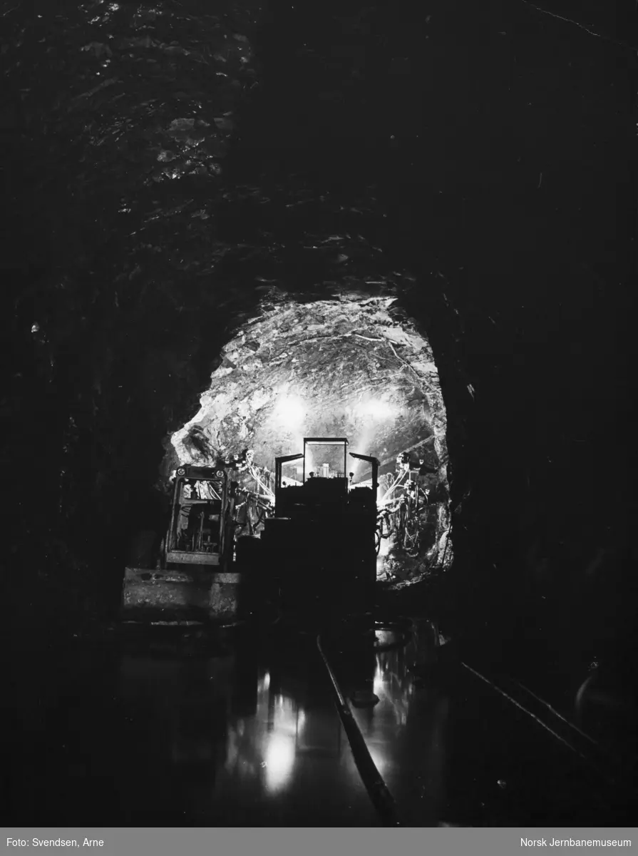 Oslotunnelen : Borerigg i aksjon på enkeltsporet tunnelstaff 25 meter under Thomas Heftyesgt i retning østover