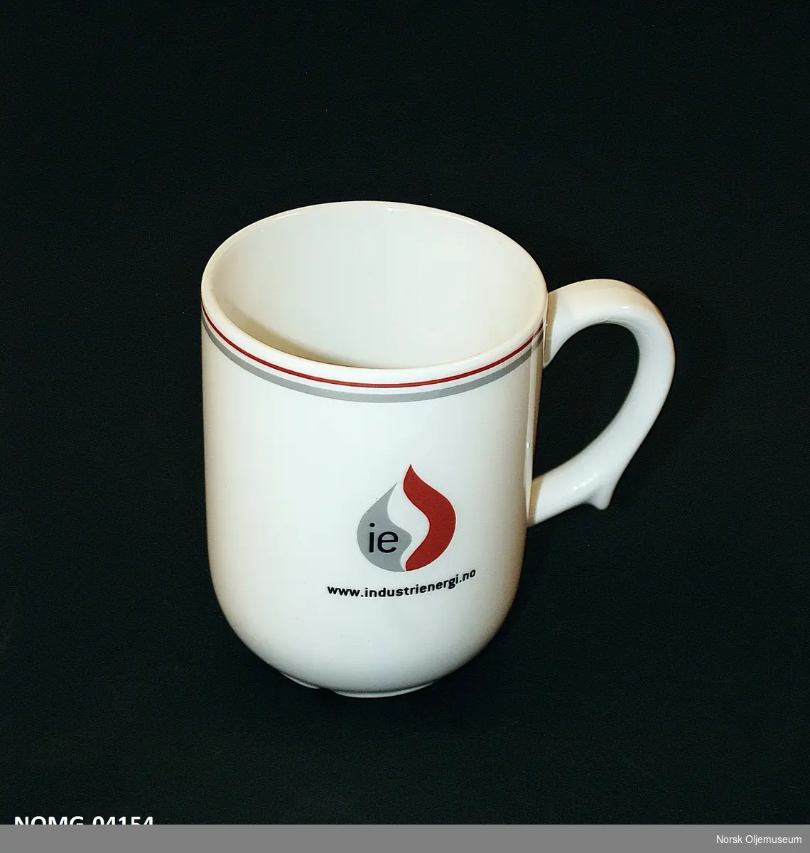 Kaffekrus med Industri Energi logo og nettadresse.