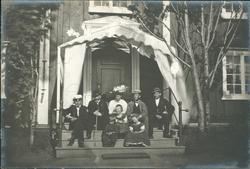 Gruppefoto.  Meyerfamilien samlet på Meyergårdens trapp. Med