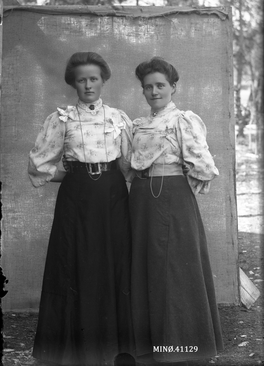 Portrett av to kvinner. Til venstre Hanna Haugen.