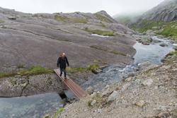 Anleggsti til Vetledalen. Bru over elva.