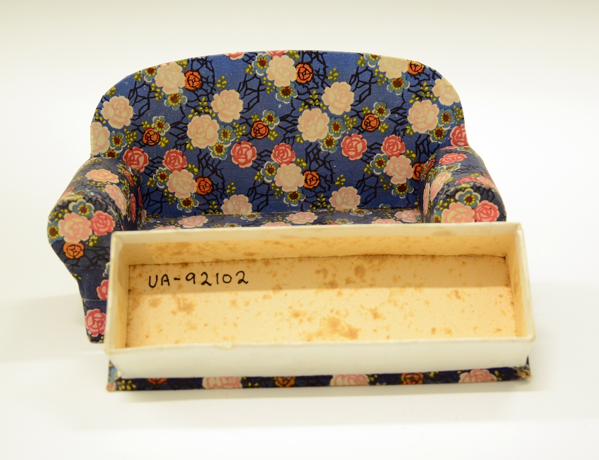 Leke sofa, den er laget som en eske med lokk. Lokket er formet som en sofa.