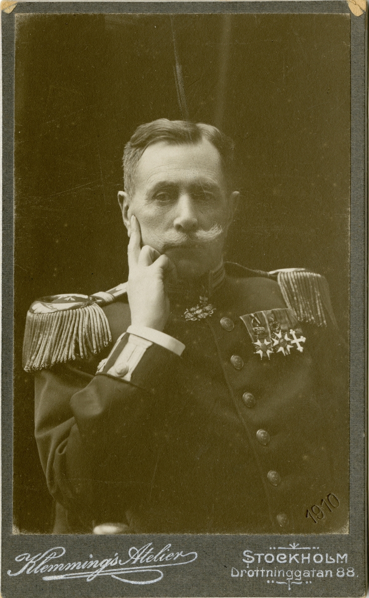 Porträtt av Wilhelm Theodor Unge, underlöjtnant vid Upplands regemente I 8.

Se även bild AMA.0002400, AMA.0002401, AMA.0002402, AMA.0002403, AMA.0009153 och AMA.0014381.