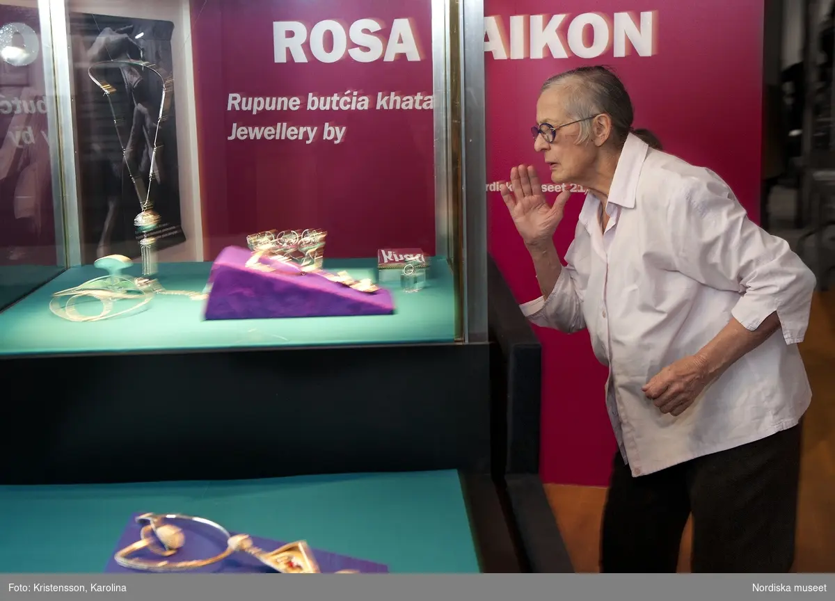 Rosa Taikon hänger utställning på Nordiska museet tillsammans med sin systerdotter Angelica Ström
"Smycken av Rosa Taikon"