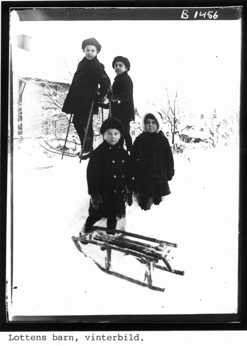 Vinterbild, Lottens barn: Oskar, Sigvard, Ture och Sigrid Sundgren.