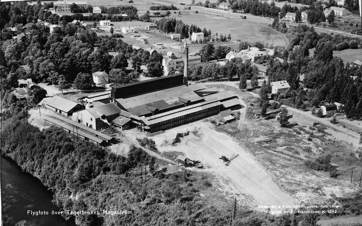 Hagaström, Gästrikland
Hagaströms Tegelbruks AB anlades år 1891.
Skofabrik Brynte (bakom Storgården/"Faster Ellen"). Frans Brynte drev tillverkningen fram till 1936.