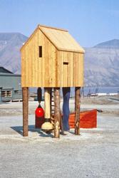 Båten, selen og huset (Huset) [Skulptur]