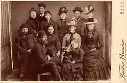 Gruppe på 12. Fire menn og åtte kvinner.