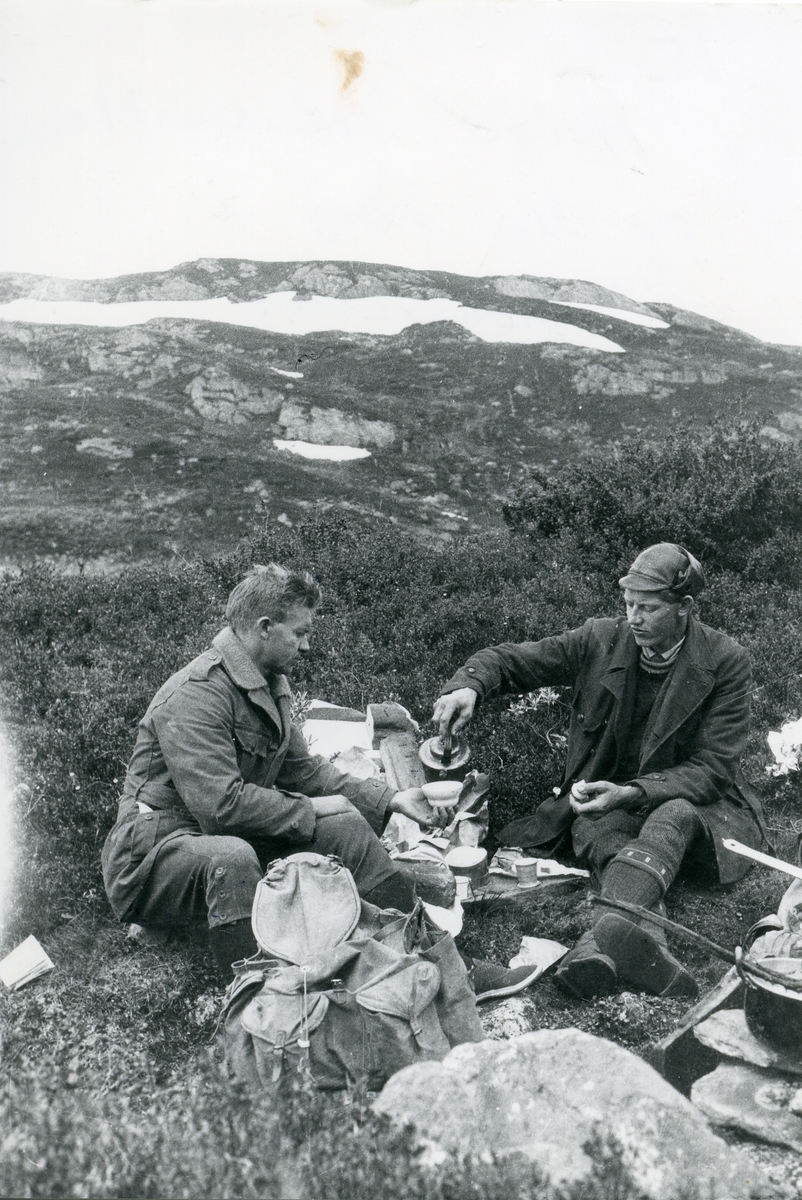Ole Berg og Helge Pedersen. Pedersen til venstre i biletet.
