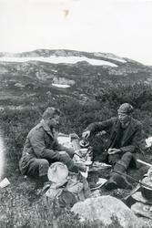 Ole Berg og Helge Pedersen. Pedersen til venstre i biletet.