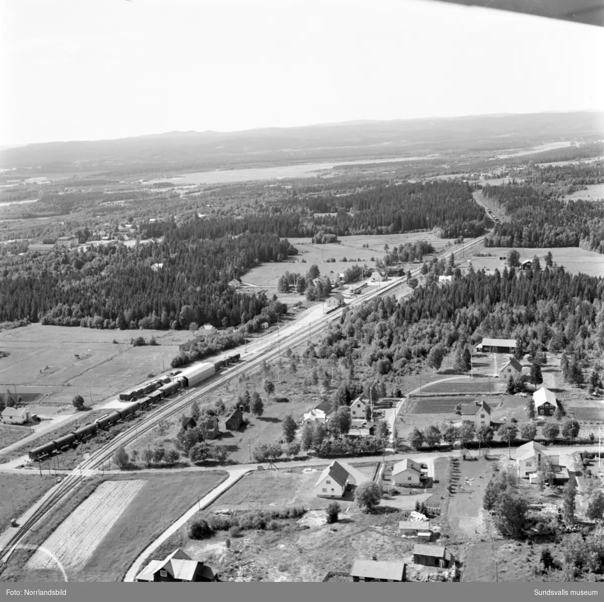 Flygfoton över främst de norra delarna av Söråker, vid Ala och Duved. Söråkers järnvägsstation, Ala skola, Söråkers herrgård och trädgårdsskola.