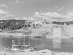 Karasjok sommeren 1951. Den samiske ungdomsskole. Bruen unde