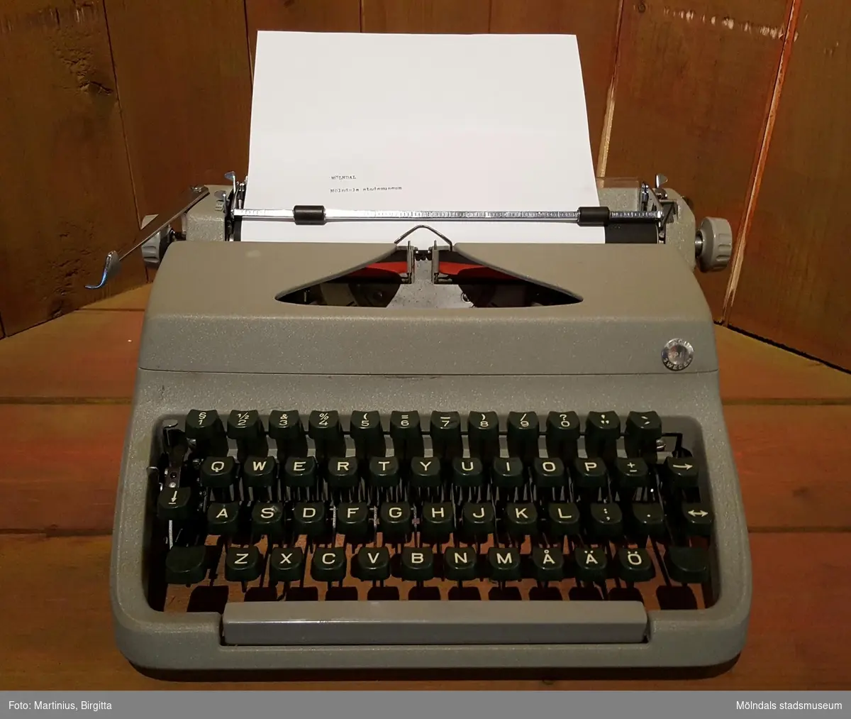 Reseskrivmaskinen Facit Privat, modellen kallad för P1. Formgiven och designad av Sigvard Bernadotte, 1958.

Den är gjord i vikinggrå metall och har gröna tangenter. Det går att skriva i rött och svart.
Skrivmaskinen blev populär och tillverkades i stor omfattning under 1960-talet. Det är en robust maskin av hög kvalitet med behaglig skrivkänsla och vibrationsdämpare. Som på så många äldre skrivmaskiner så saknas utropstecken.