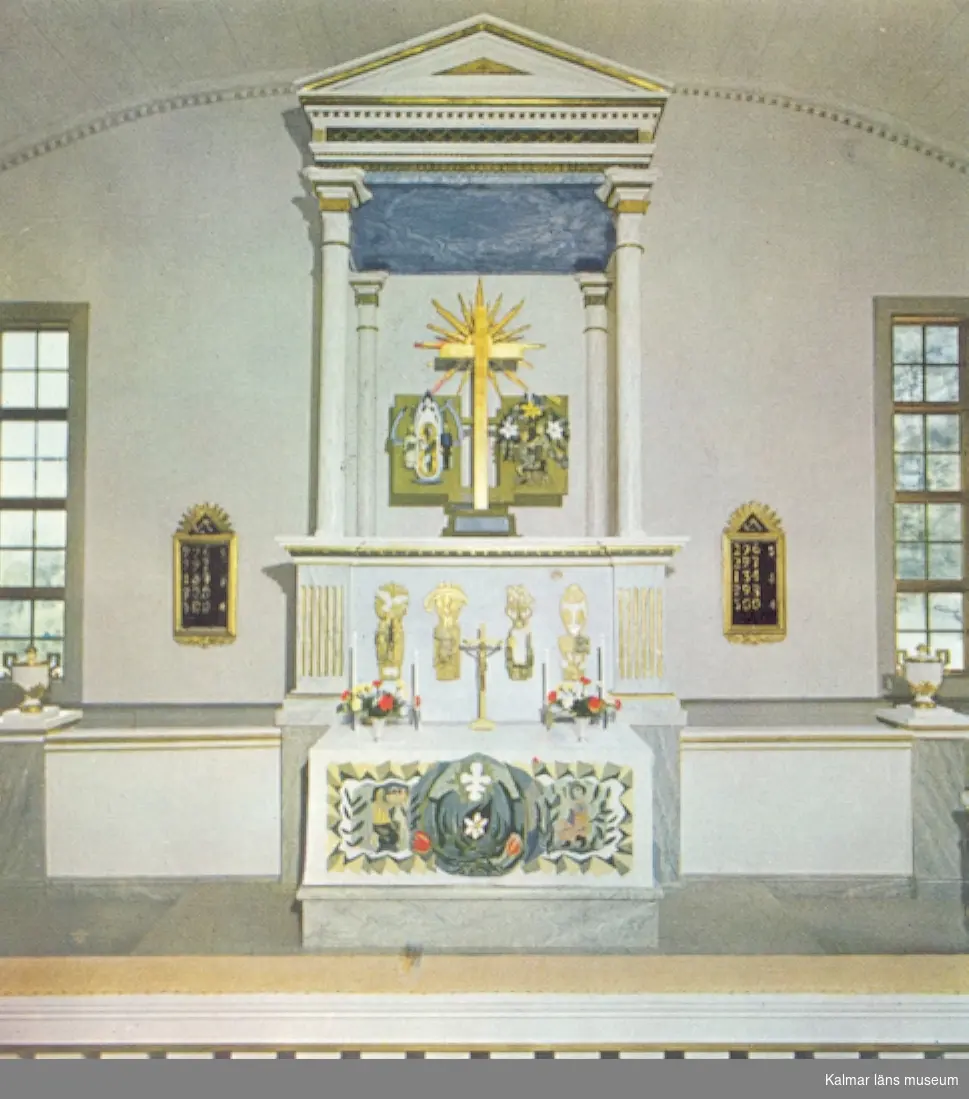 Skulptur, altarkors och antependium av konstnären Bror Marklund. i Karlslunda kyrka.