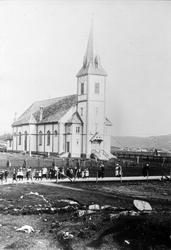 Skånland kirke. 17. maitog på veien i forgrunnen.