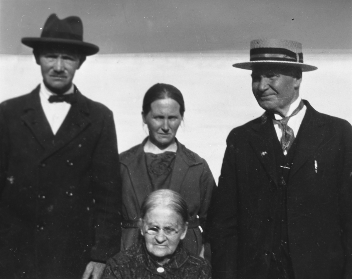 Familien Isaksen fra Gammelseter i Tranøy, ca.1926.