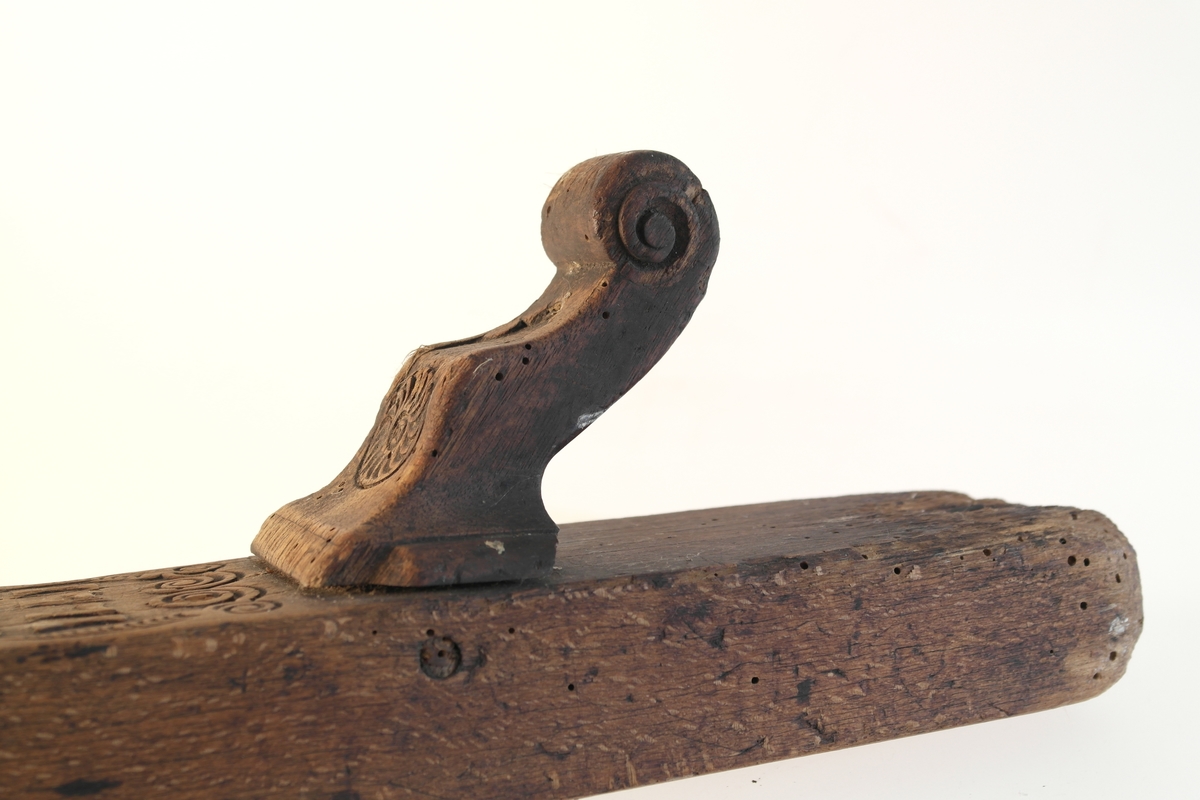 Langhøvel (a) med kile (b). Høvlet og pusset furu. På høvelen er det skåret inn et årstall (1771). Fint skårne håndtak, samt hjul på kilen.