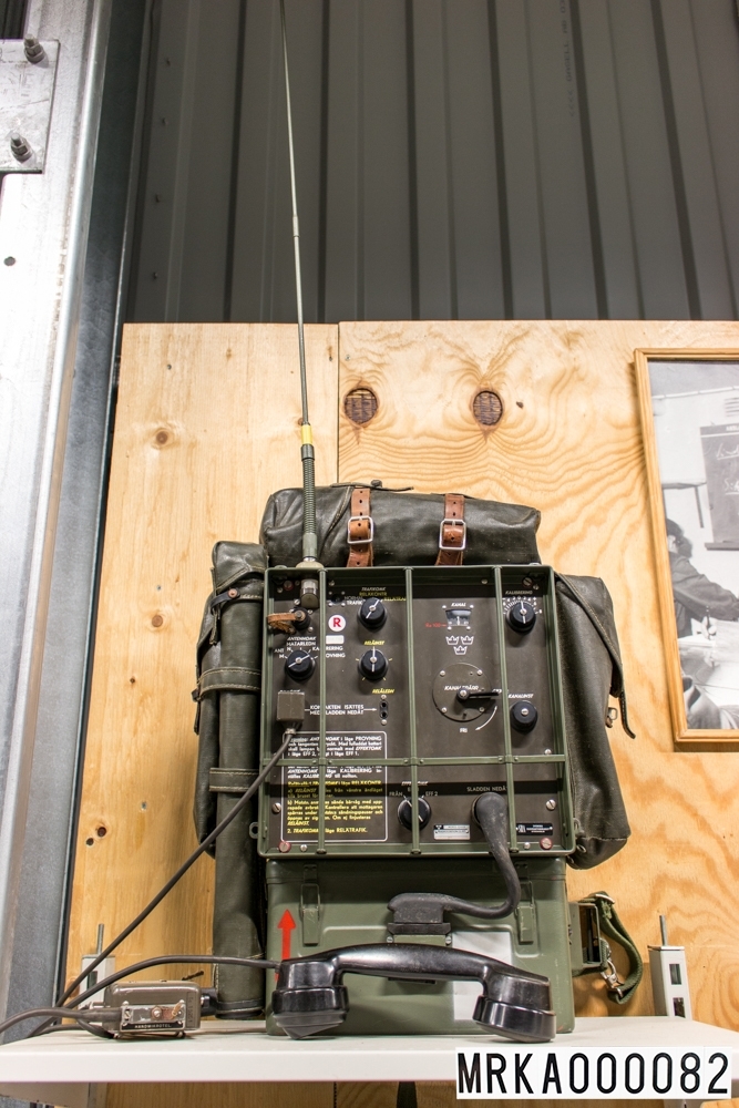 Allmänt:
Stationen bestod av sändtagare, kraftaggregat, handmikrotelefon och SM-omkopplare. Stationen var byggd med elektronrörsteknik och med en speciell mekanik för frekvensinställning och för kalibrering av kanalerna.

Data:
Frekvensområde: 39,6 – 48,0 MHz
Kanalseparation: 180 kHz, senare 90 kHz
Sändareffekt: 3 W
Modulationsslag: FM
Transmissionstyp: Simplex, telefoni
Kanalantal: 85 st
Antenner: Dipol, jordplaneantenn eller riktantenn
Räckvidd: c:a 12 km
Kraftförsörjning: 12 eller 24 V likspänning eller 220 V växelspänning