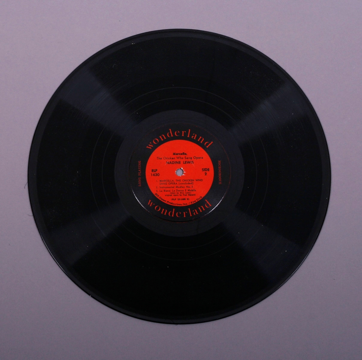 Grammofonplate i svart vinyl og plateomslag i papp