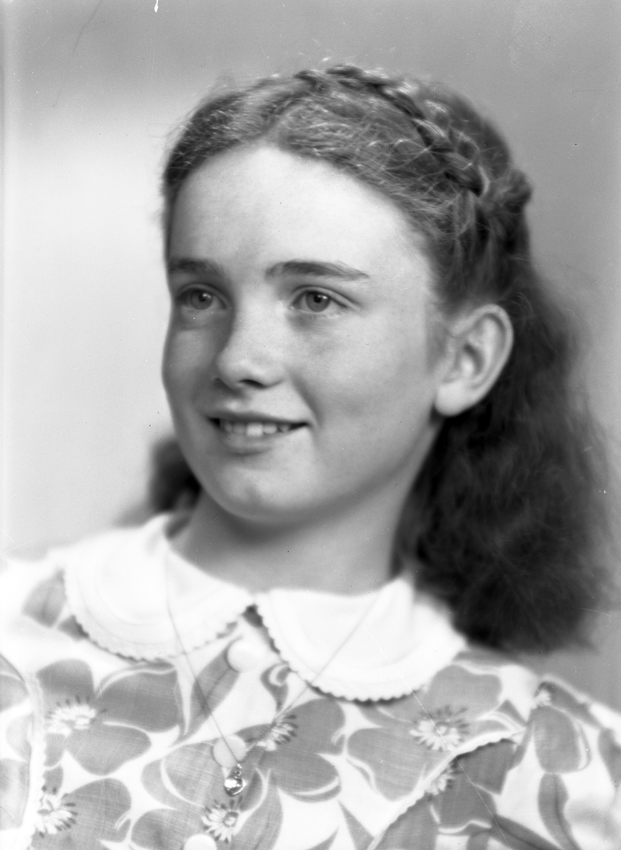 Unga fröken Monica Rutberg, Norra Kungsgatan 11, Gävle. 5 juni 1946.