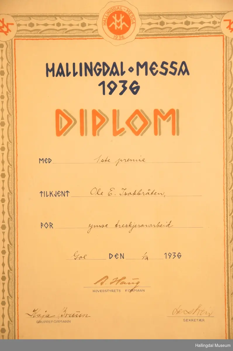 1. premie Hallingdal messa 1936. for ymse treskjærerarbeid til Ole E. Isakbråten.   1/12- 1936. Underskrevet av  Kaja Bruun, A. Haug og Lars Lien ?