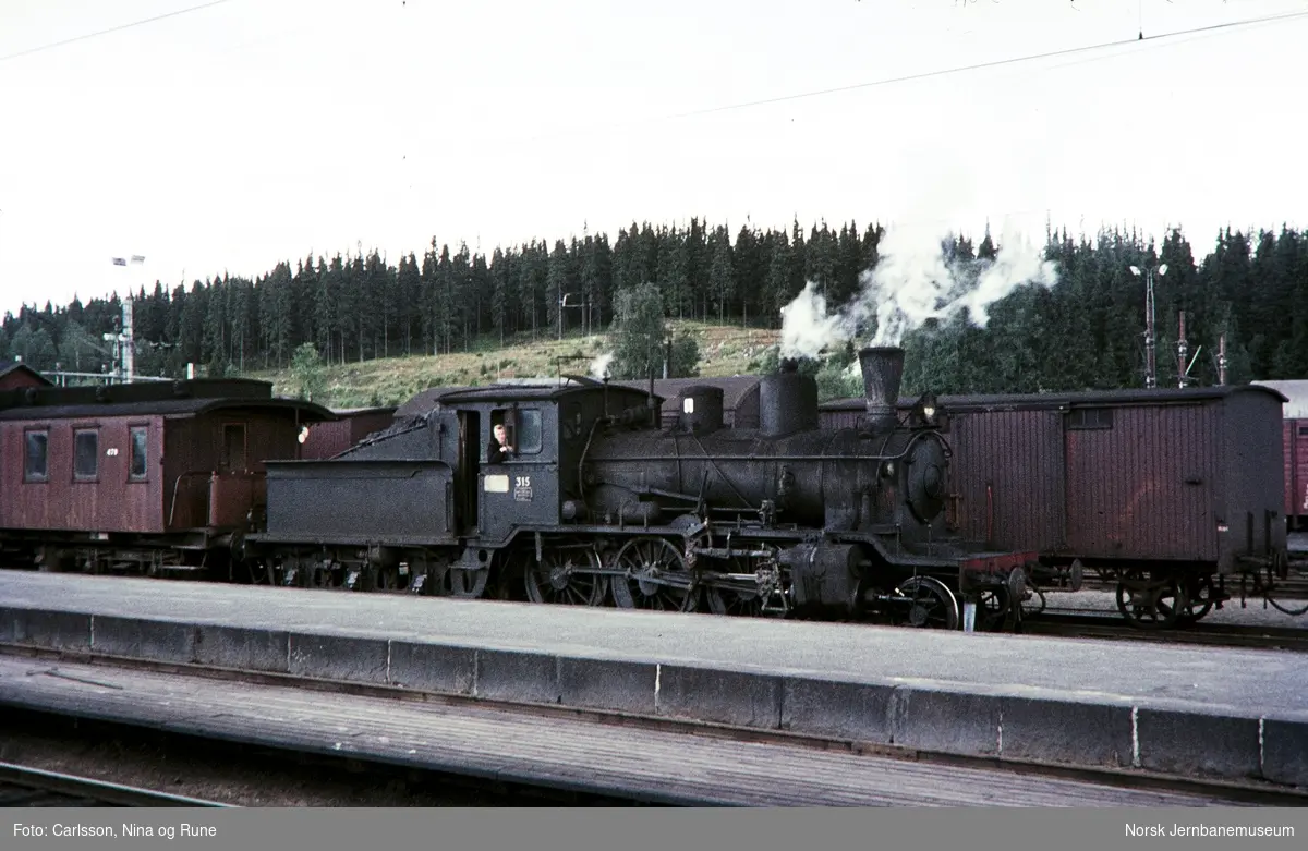 Damplok type 21b nr. 315 foran persontog (til Skreia?) på Eina stasjon