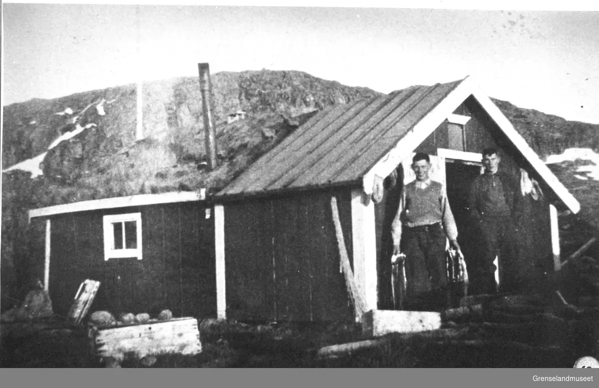 Laksehytta i Sandhavn, Pasvik
FV:
Lars Olsen, Einar Olsen
1930-årene