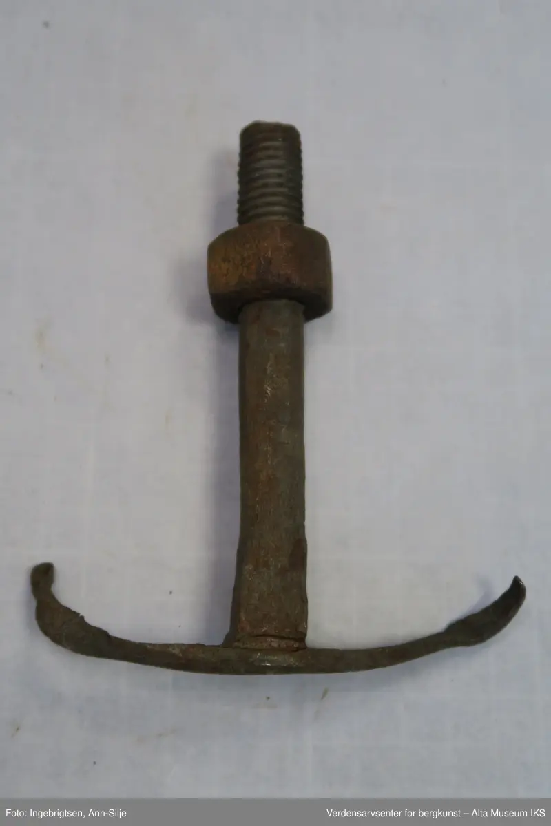 Spesiell bolt med 14cm tverrstykke istedetfor hode.