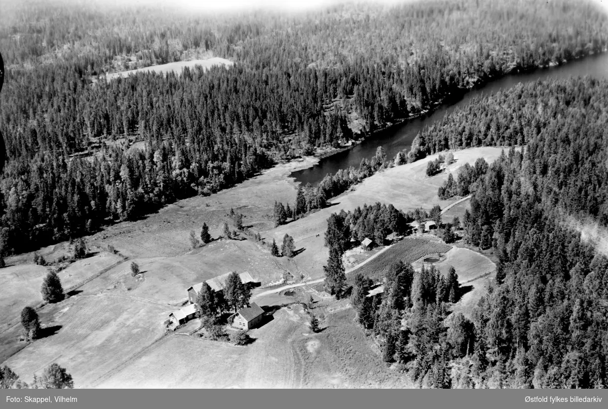 Flyfoto av gården Bergsjø i Svinndal, Våler 25. juli 1955. I bakgrunnen ...